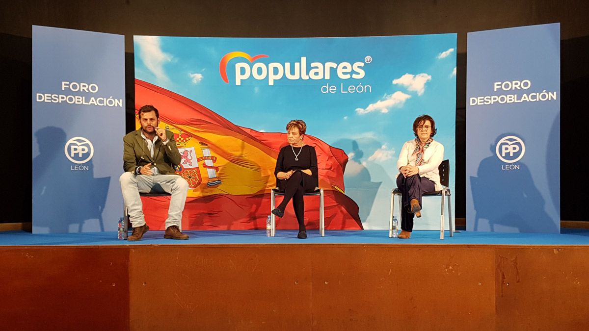 Javier Santiago Vélez, numero uno al Senado, interviene en el ‘Foro contra la Despoblación’ organizado por los populares en Villamañán. | L.N.C. Javier Santiago Vélez, numero uno al Senado, interviene en el ‘Foro contra la Despoblación’ organizado por los populares en Villamañán. | L.N.C.