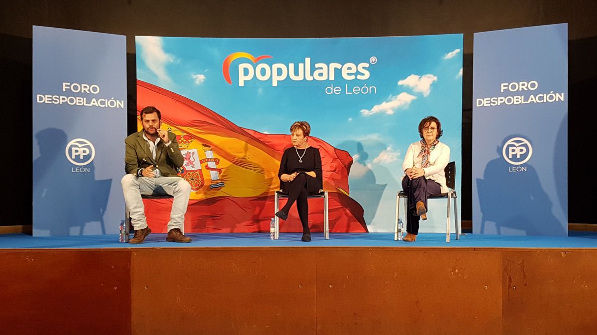 Javier Santiago Vélez, numero uno al Senado, interviene en el ‘Foro contra la Despoblación’ organizado por los populares en Villamañán. | L.N.C.