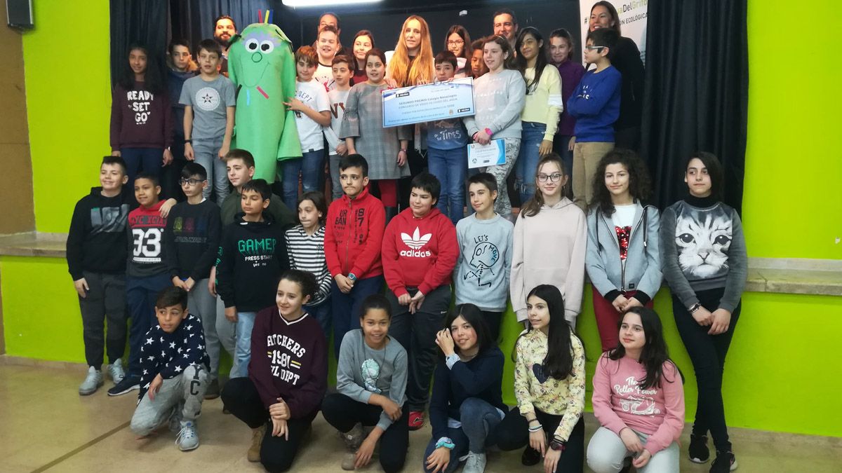 Los niños participantes, en la entrega del premio en el centro escolar. | D.M.