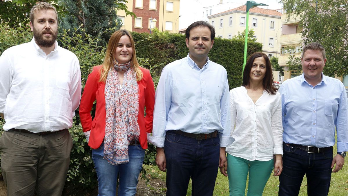 Los cinco procuradores electos del PSL-PSOE, (IaD) Álvaro Lora, Gloria Acevedo, Tino Rodríguez, María José Diaz-Caneja y Óscar Álvarez, informan sobre las primeras medidas de su actividad parlamentaria. | CARLOS S, CAMPILLO (ICAL)