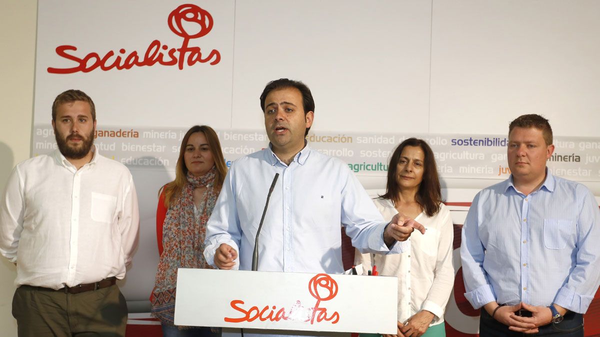 Los cinco procuradores electos del PSL-PSOE, (IaD) Álvaro Lora, Gloria Acevedo, Tino Rodríguez, María José Diaz-Caneja y Óscar Álvarez, informan sobre las primeras medidas de su actividad parlamentaria. | CARLOS S. CAMPILLO (ICAL)