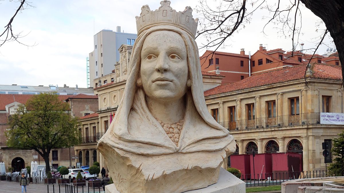 La escultura de la reina Urraca ya está instalada en la plaza de San Marcelo, frente a Botines. | CÉSAR