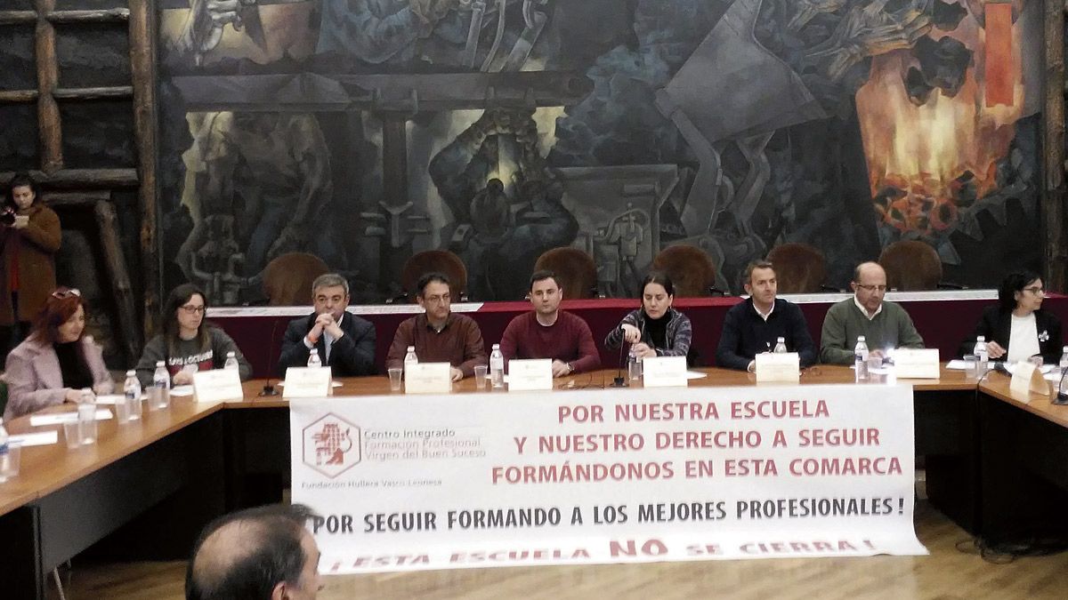 Mesa de debate sobre el futuro de la escuela de FP. | E.NIÑO