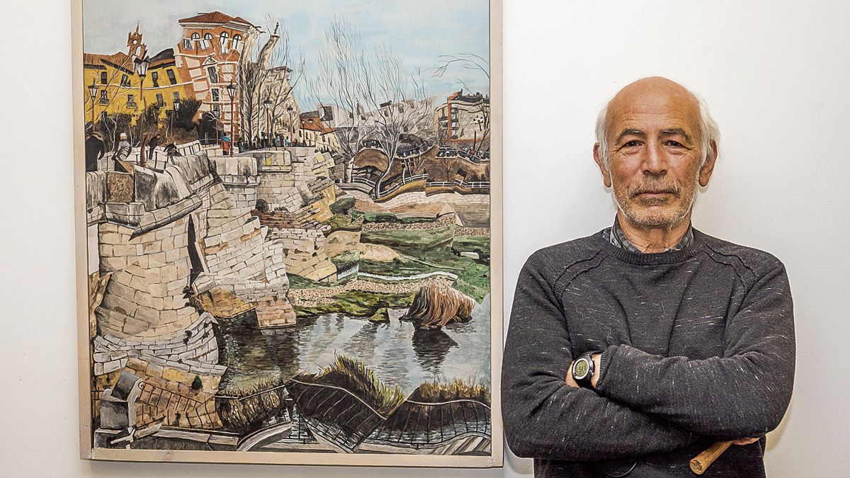 El arquitecto y pintor Jesus M. del Cerro posa junto a una de sus obras expuesta en el Coal. | VICENTE GARCÍA