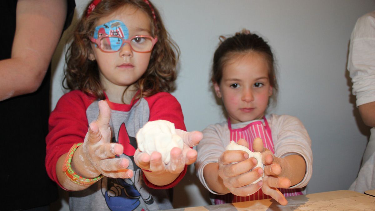 Participantes en el taller de elaboración de pan este miércoles en Valencia de Don Juan. | T.G.