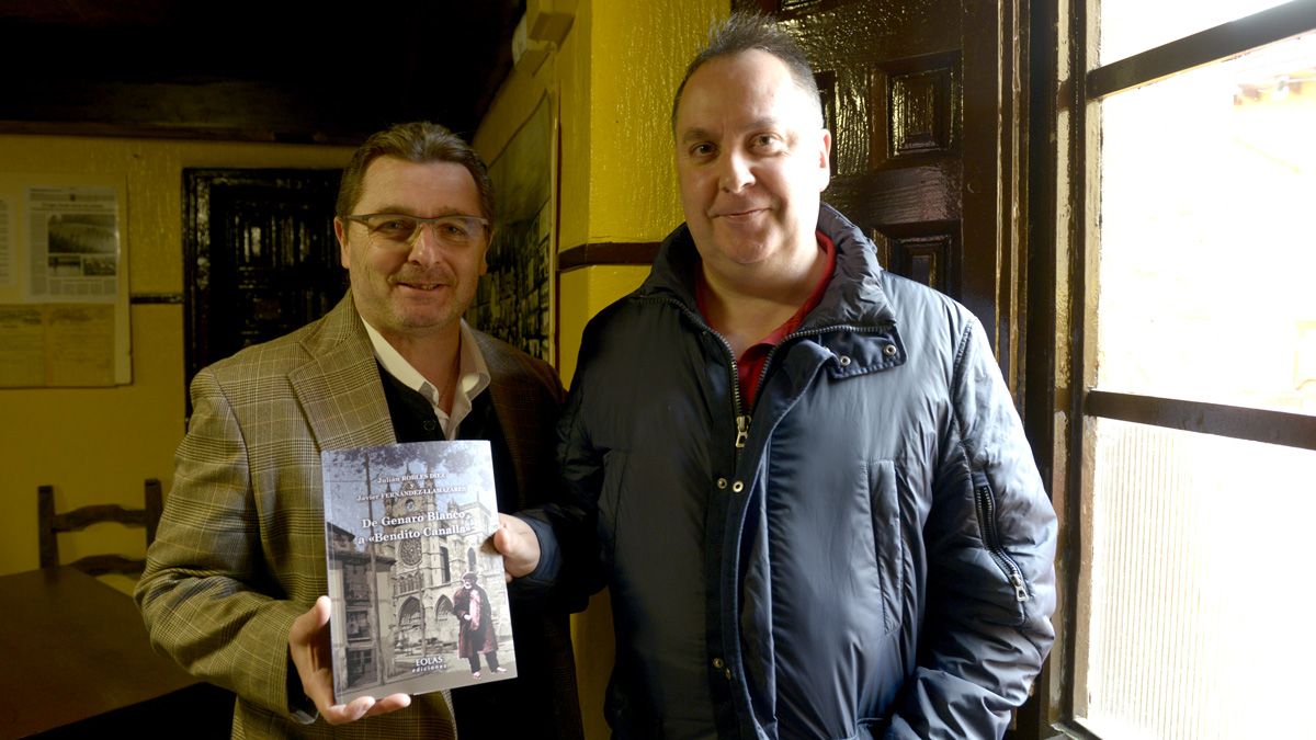 Los autores, Julián Robles (D) y Javier Fernández-Llamazares, posan con un ejemplar en Casa Benito. | MAURICIO PEÑA