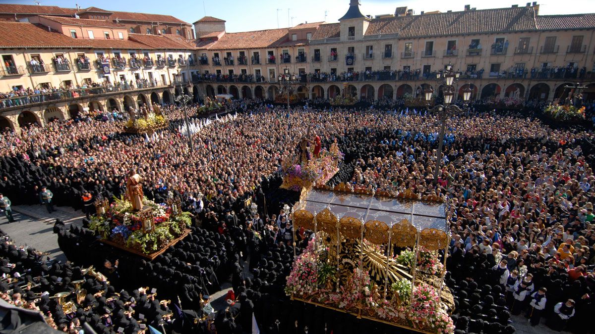 La Plaza Mayor abarrotada de público para presenciar El Encuentro. | MAURICIO PEÑA