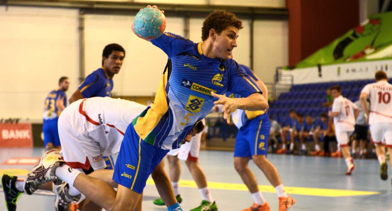 Acácio Moreira lanza a portería en un partido con la selección brasileña. | R. CASARIN
