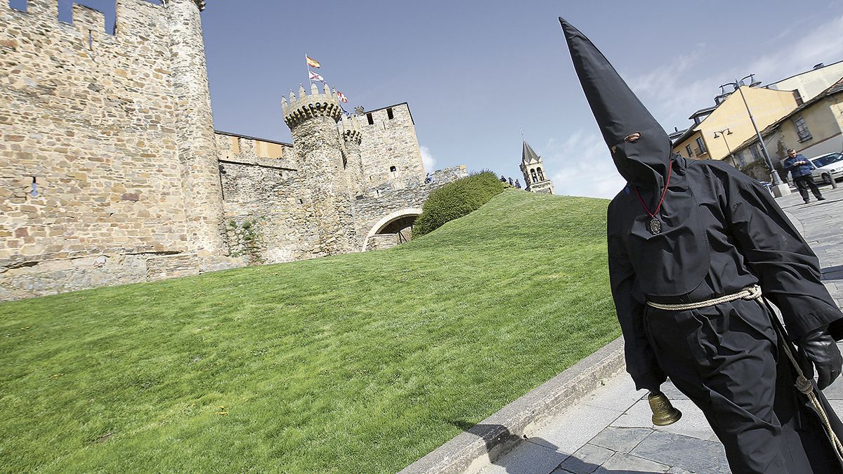 El Nazareno Lambrión Chupacandiles anunciando la Semana Santa de Ponferrada. | ICAL El Nazareno Lambrión Chupacandiles anunciando la Semana Santa de Ponferrada. | ICAL