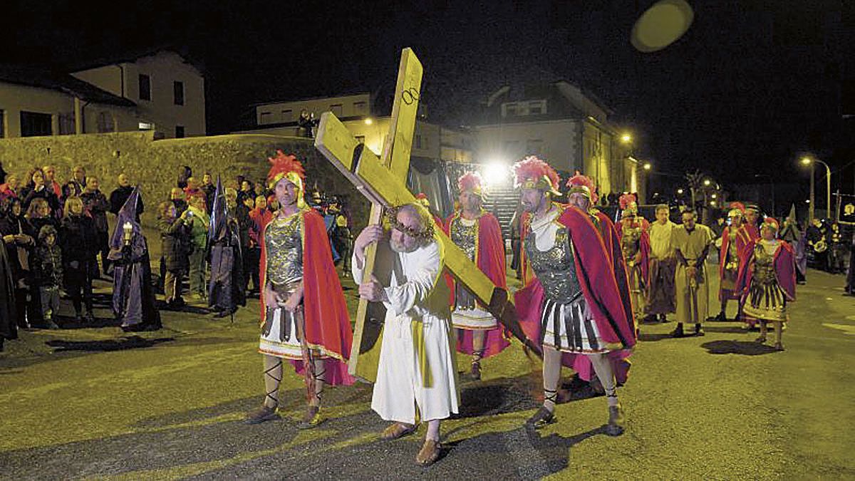 Un momento de la representación del Viacrucis de Olleros. | MAURICIO PEÑA