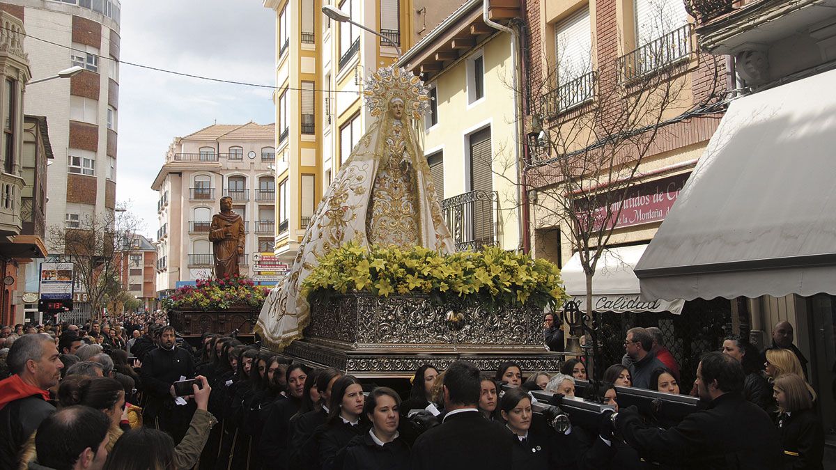 La Virgen de la Soledad en una procesión del año pasado. | ABAJO