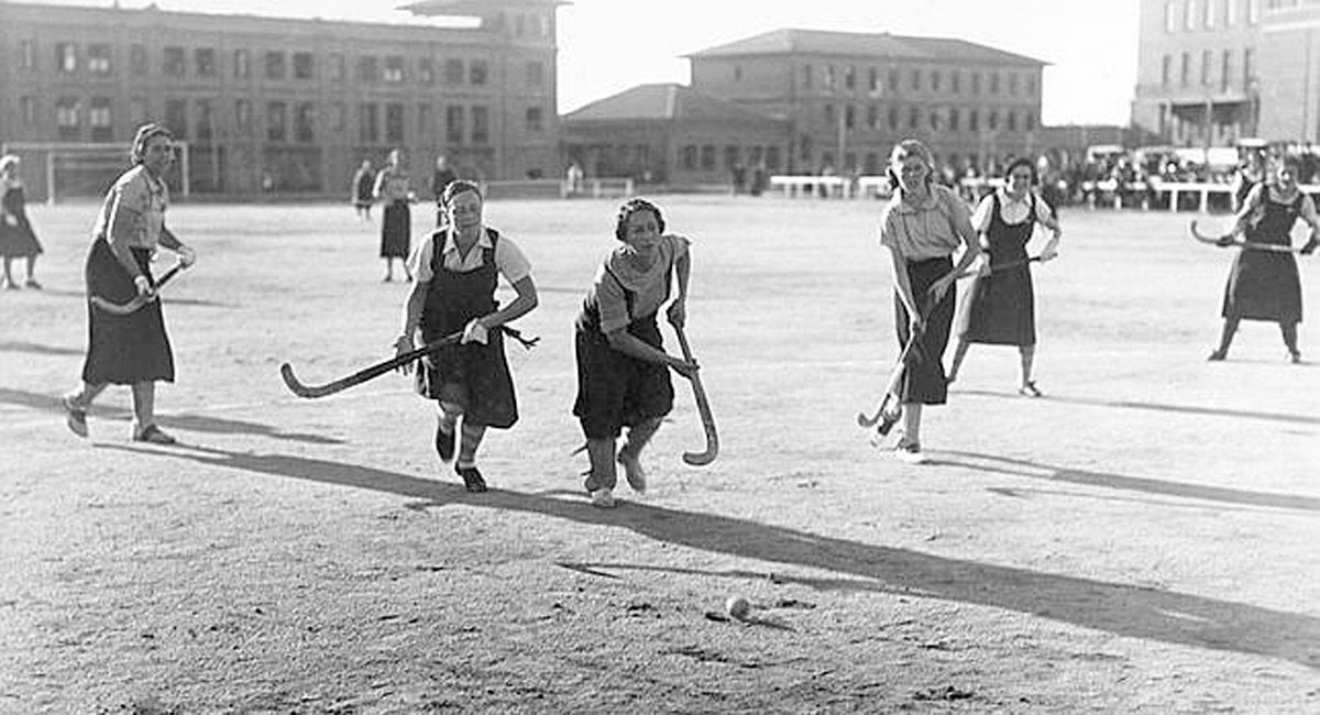 Las estudiantes de la Residencia de Señoritas jugando un partido de hockey en los años 30 del pasado siglo, una actividad impensable lejos de aquel ambiente.