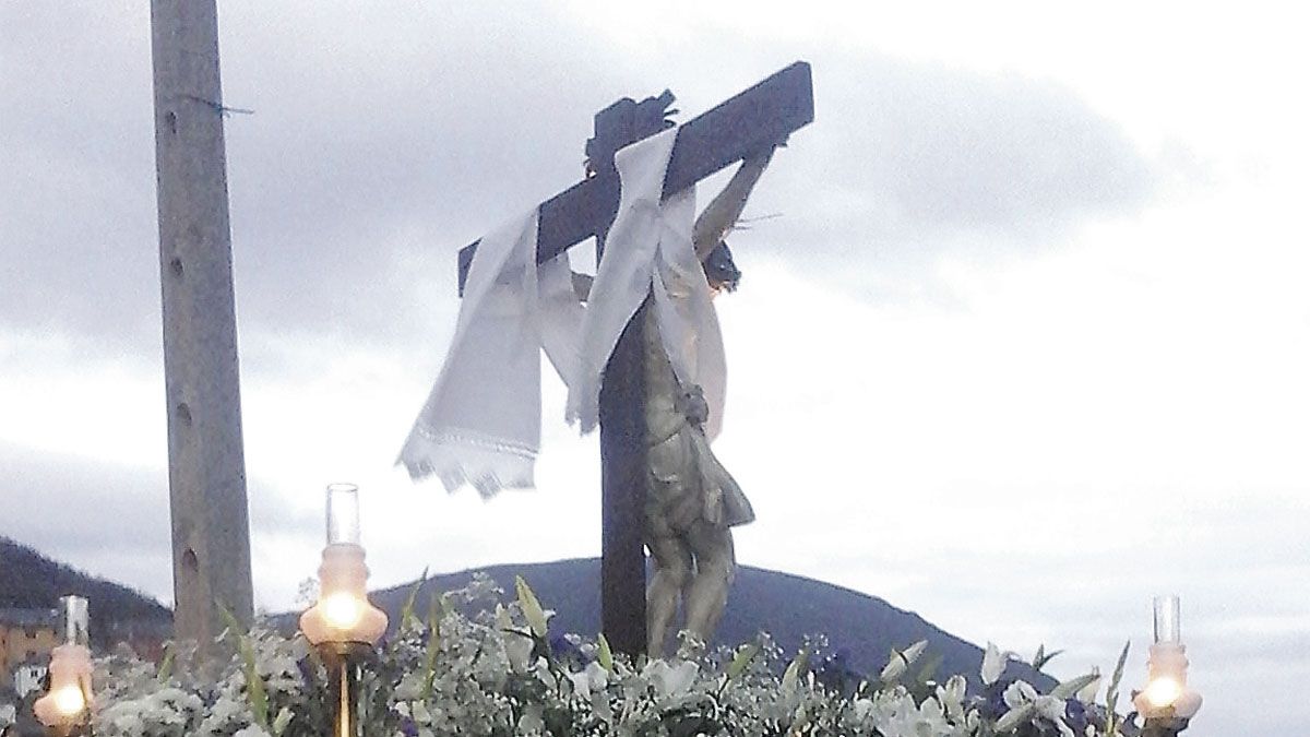 Un momento de la procesion del Cristo de los Mineros. | E. NIÑO