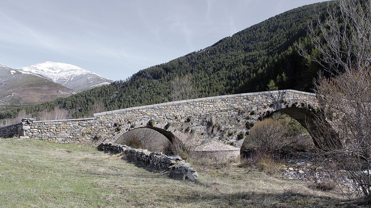 Uno de los atractivos de Valdelugueros es la belleza de su paisaje y el cáliz que se conserva en su iglesia. | ALFREDO HURTADO