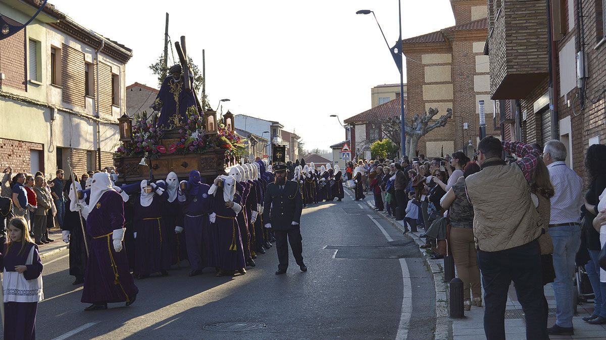 Un momento de la procesión de Las Tres Caídas. | L.N.C.