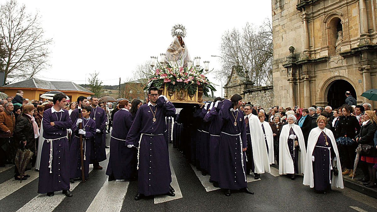 Procesión en honor a la Virgen de la Quinta Angustia, en las Fiestas de Pascua de Cacabelos. | C.S. (ICAL)
