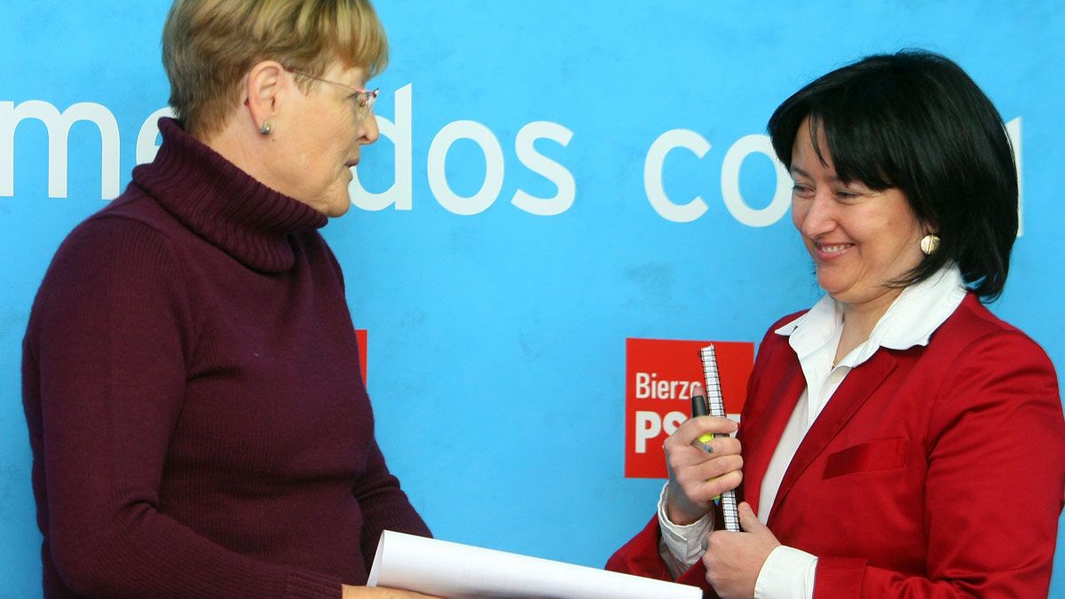 La secretaria local del PSOE en Ponferrada, Rita Prada, y la cabeza de lista municipal, Ángela Marqués. | C. Sánchez (Ical)