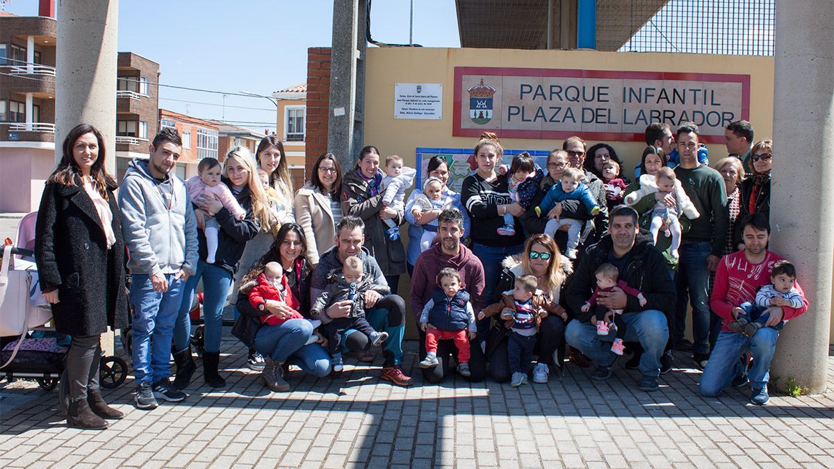 El mural de la pared del cartel de la Guardia Civil de Santa María del Páramo descubrió este viernes 21 nuevas piezas. | T.G.