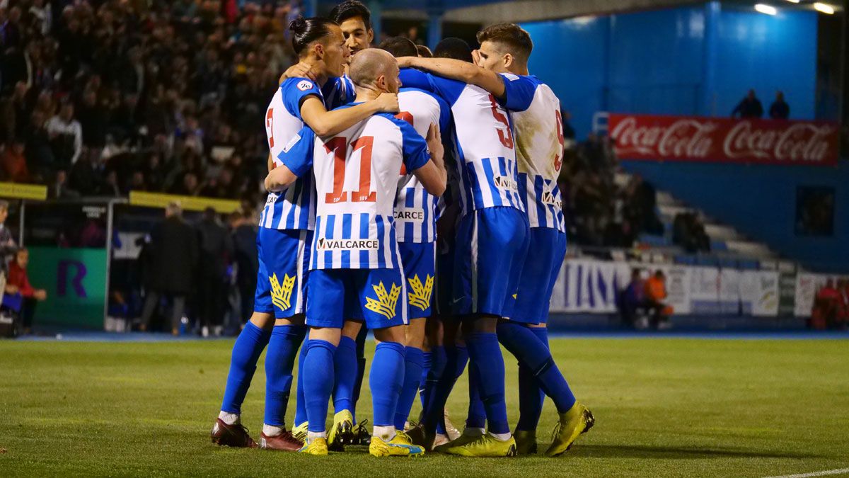 Los jugadores de la Deportiva celebran un gol en El Toralín. | FRANCISCO L. POZO
