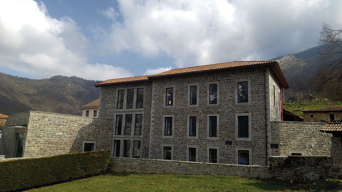 Vista exterior del edificio de ‘La Fonseya’, donde está el centro de Picos. | JCYL