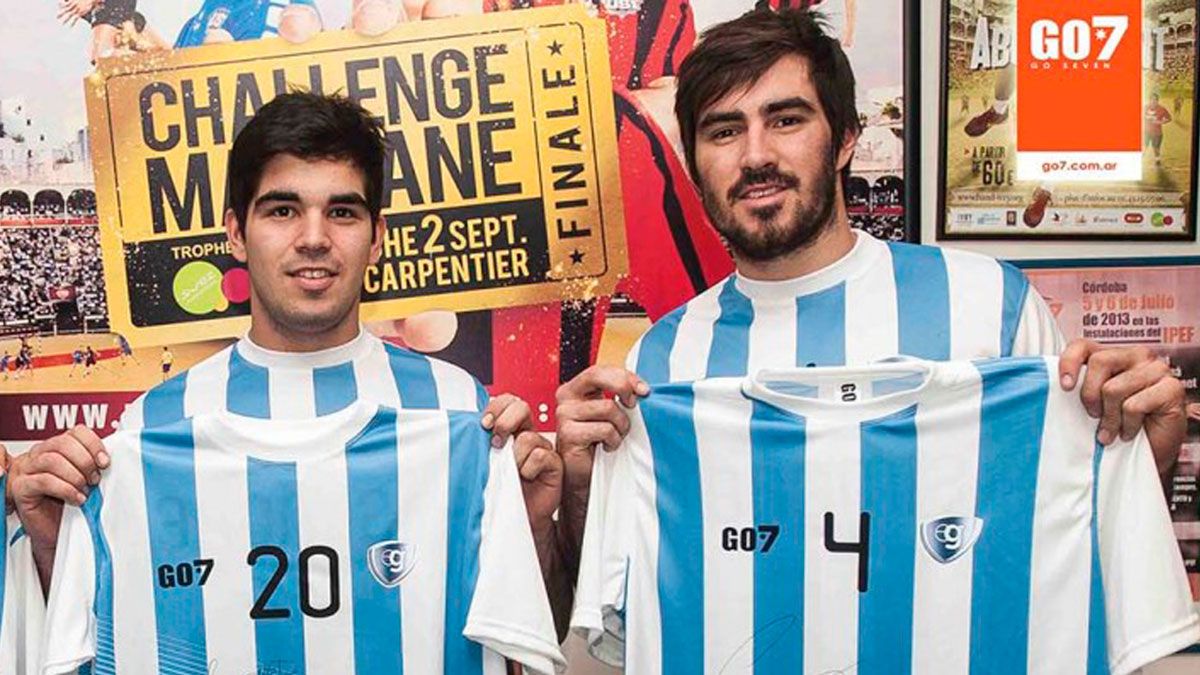 Pablo Simonet y Sebas Simonet, con las camisetas de la selección argentina. | EDUARDO GALLAZZI