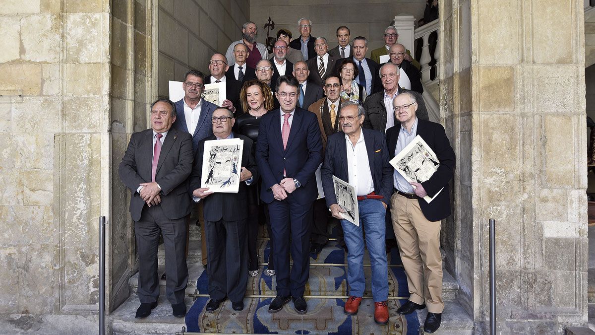 Foto de familia de los homenajeados con el presidente y miembros de la corporación provincial en las escaleras de la Diputación. | SAÚL ARÉN