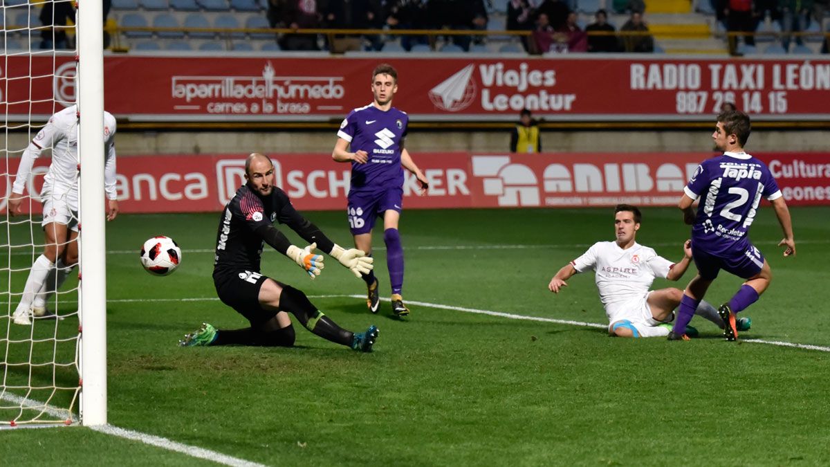 Eneko Capilla bate a Saizar durante el choque de la primera vuelta en León. | SAÚL ARÉN