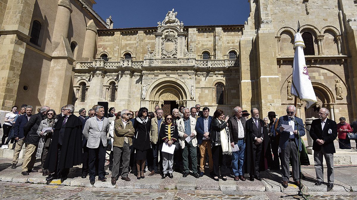 Profesores, escritores, periodistas y otros muchos representantes de la sociedad y la cultura participaron en la lectura de los Decreta. | SAÚL ARÉN