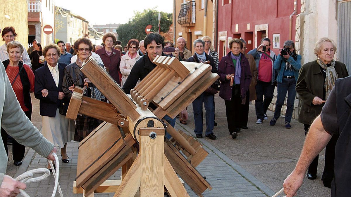 La música de carracas y matracas, alguna tan espectacular como la de la foto, marca el Oficio de Tinieblas. La música de carracas y matracas, alguna tan espectacular como la de la foto, marca el Oficio de Tinieblas.
