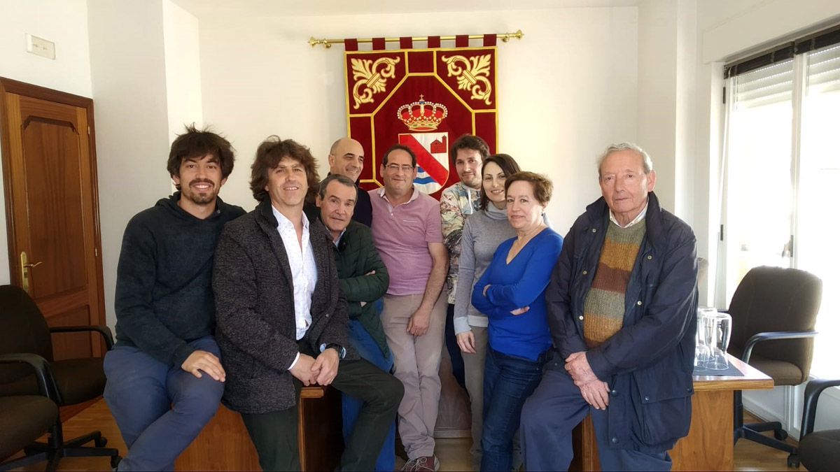 Imagen de los integrantes del jurado, presidido por el alcalde de Mansilla Mayor, José Alberto Martínez. | L.N.C.