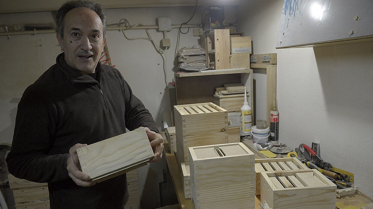 Julio Martínez Rodríguez, carpintero y ebanista de larga tradición, llevó sus conocimientos con la madera al mundo de la apicultura. | MAURICIO PEÑA