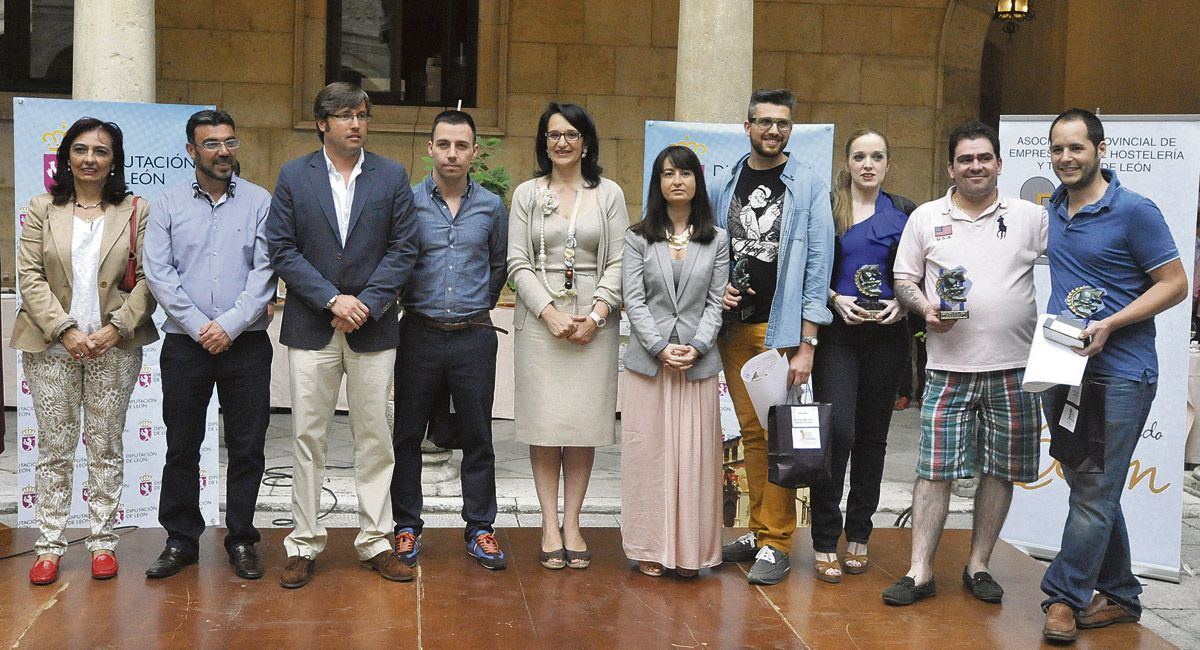 Foto de familia de las autoridades con los ganadores de la 49 edición del certamen gastronómico. | DANIEL MARTÍN