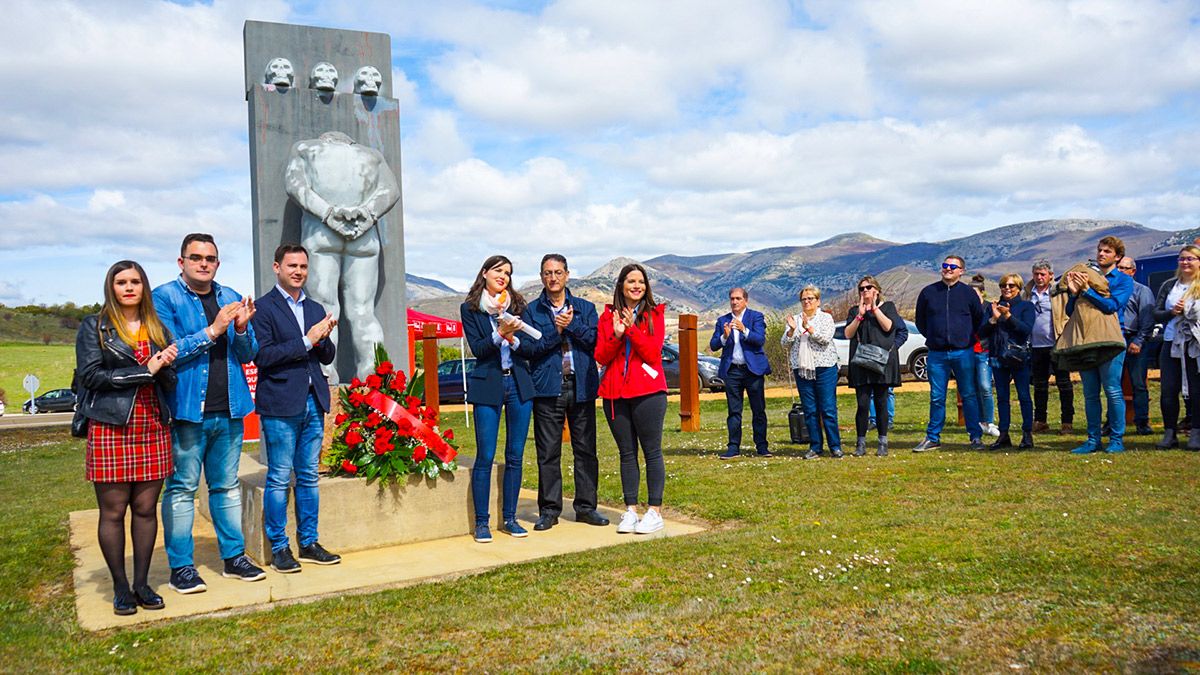 Homenaje a los represaliados del franquismo en el memorial organizado por el PSOE en Benllera. | ICAL
