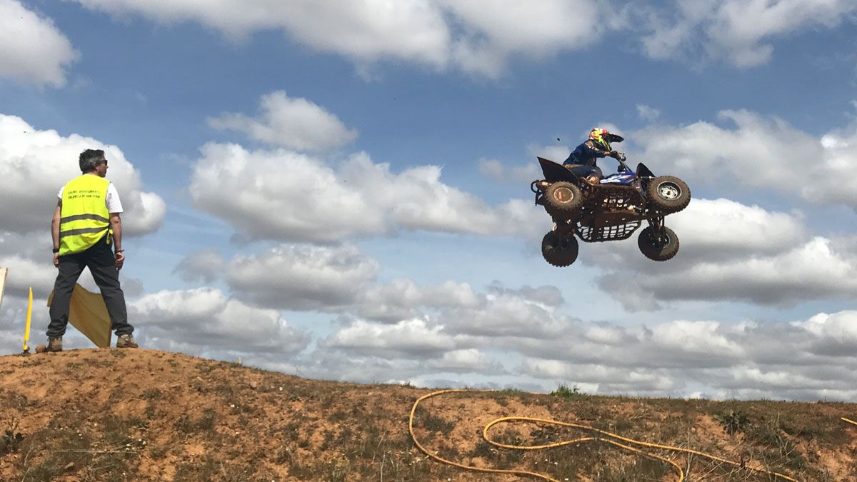 Uno de los quads vuela por los aires en uno de los saltos durante la competición celebrada en Los Cucharales. | L.N.C. Uno de los quads vuela por los aires en uno de los saltos durante la competición celebrada en Los Cucharales. | L.N.C.