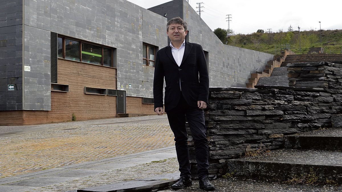 El candidato por USE en las instalaciones de campus de Ponferrada. | MAR IGLESIAS