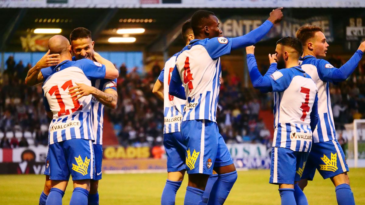 Los jugadores de la Deportiva celebran un gol esta temporada en El Toralín. | FRANCISCO L. POZO