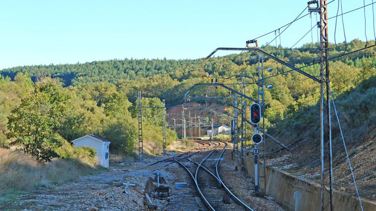 Imagen de las vías del tren a su paso por la localidad berciana de Folgoso.| folgoso.com