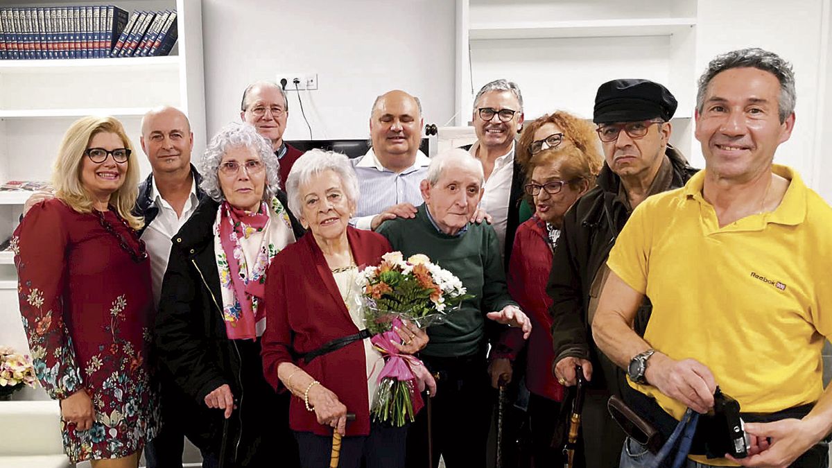 La poeta con los compañeros del Ágora que acudieron. La poeta con los compañeros del Ágora que acudieron.