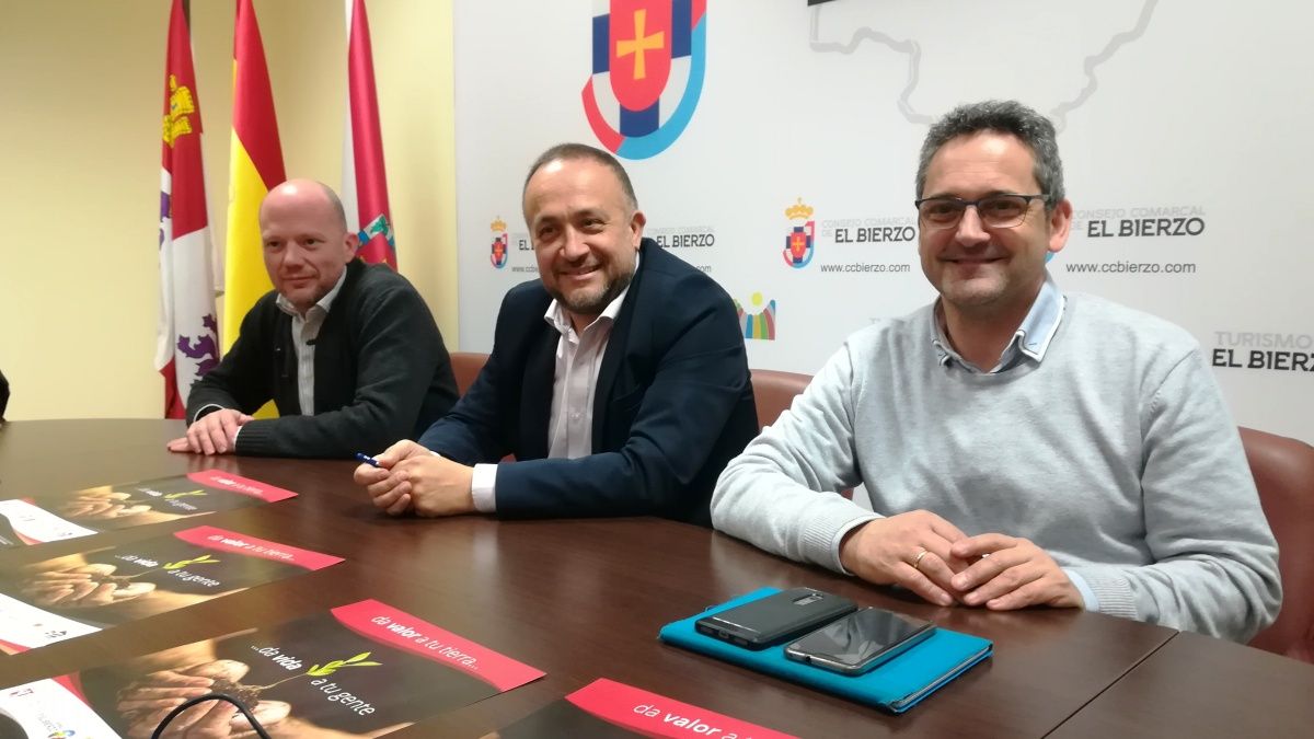 Gerardo Álvarez Courel, en el centro, junto a los técnicos de consejos reguladores Pablo Linares y Roberto fuertes. | D.M.