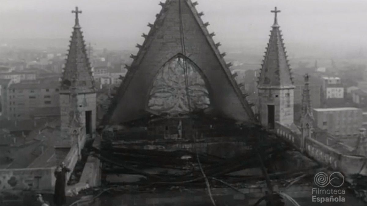 Imagen de la catedral de León tras el incendio de 1966 recogida por el NO DO. | rtve.es