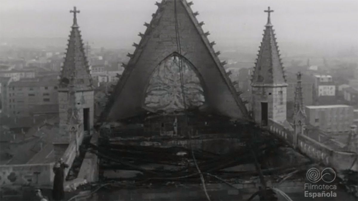 Imagen de la catedral de León tras el incendio de 1966 recogida por el NO DO. | rtve.es Imagen de la catedral de León tras el incendio de 1966 recogida por el NO DO. | rtve.es