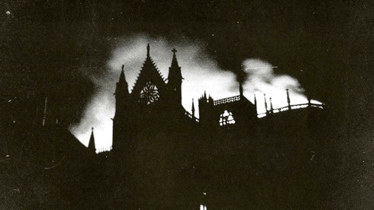 La imagen era impresionante, los leoneses se lanzaron a la calle y temieron por la ‘salud’ de su Catedral. | CÉSAR