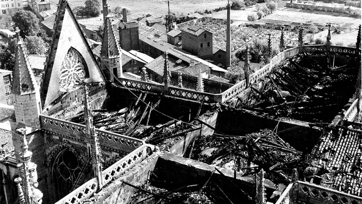 Incendio de la catedral de León en 1966. Fotografía de César Andrés Delgado cedida por el Archivo del Cabildo Catedralicio. | ICAL