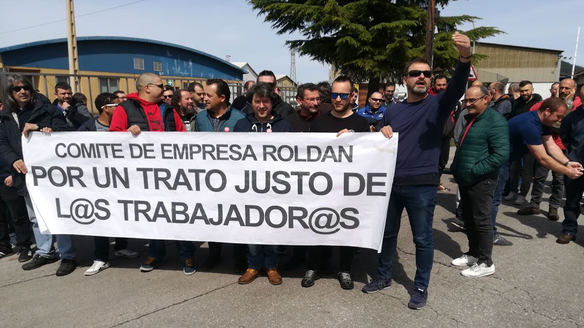 Operarios en la manifestación de este lunes a las puertas de la fábrica. | D.M.