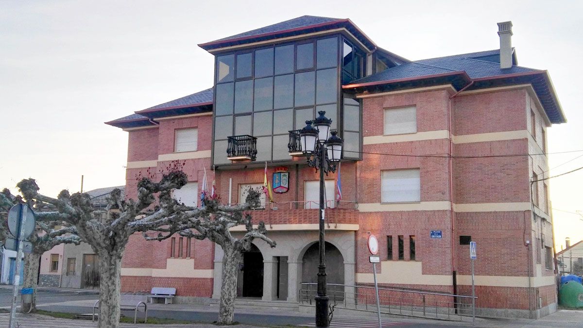 Fachada del Ayuntamiento de Camponaraya.