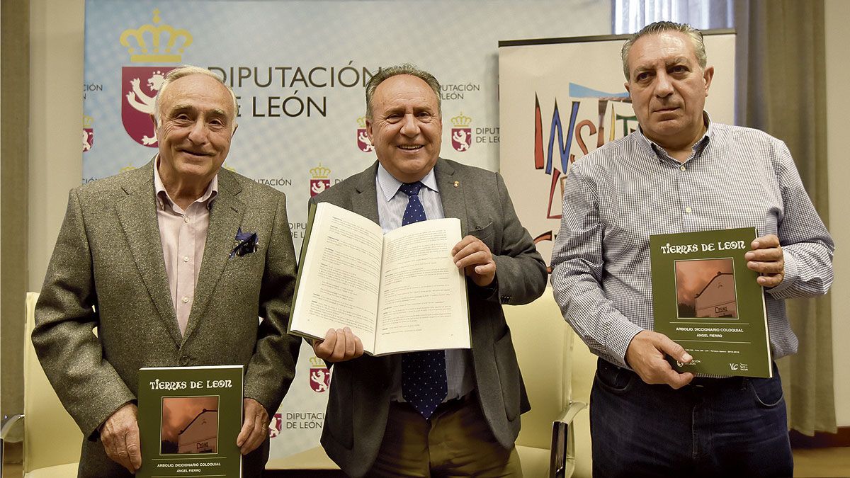 Ángel Fierro, Miguel Ángel Fernández y Adolfo AlonsoAres en la presentación de la revista Tierras de León. | SAÚL ARÉN