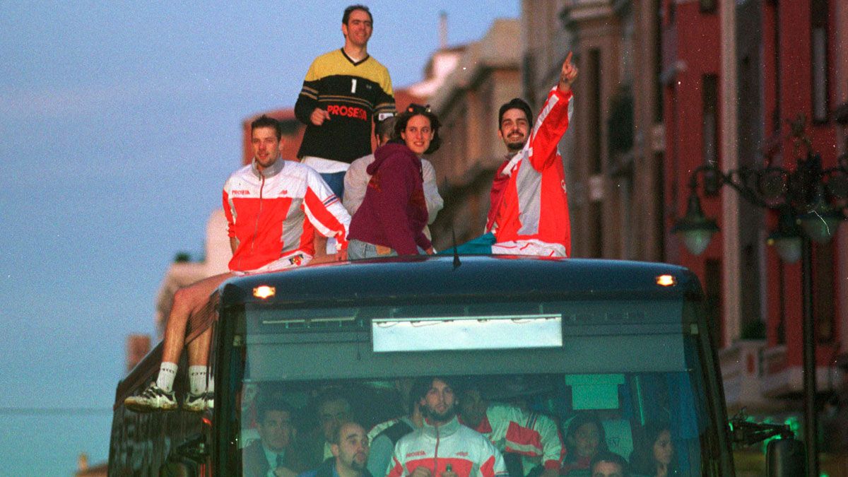 Demovic, Hombrados y Garabaya, en lo alto del bus donde recorrieron Ordoño. | MAURICIO PEÑA