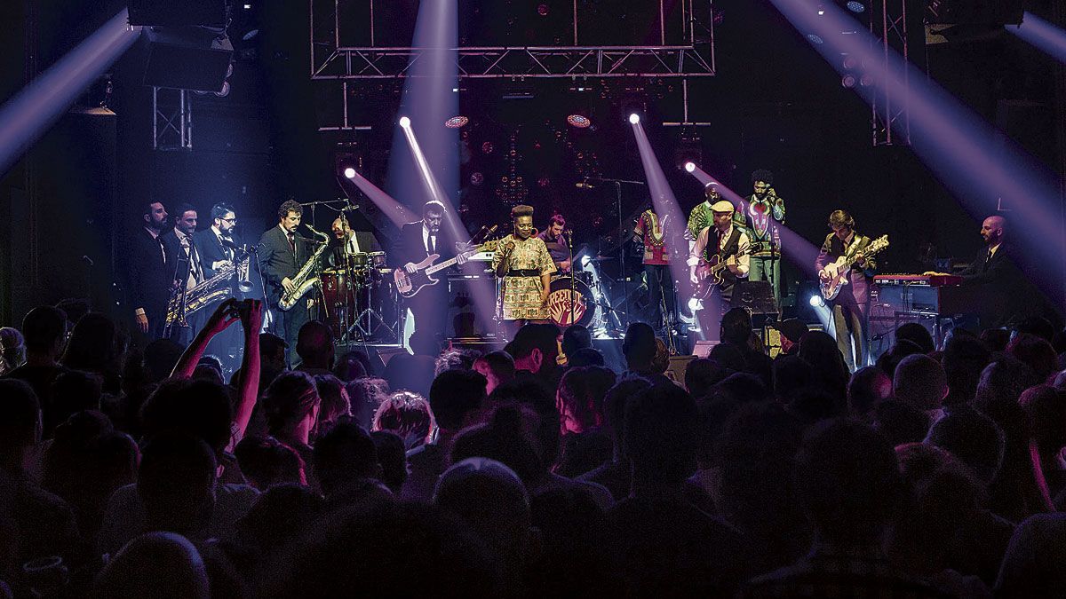 La banda madrileña durante uno de los conciertos y cartel del evento del próximo viernes en Espacio Vías.