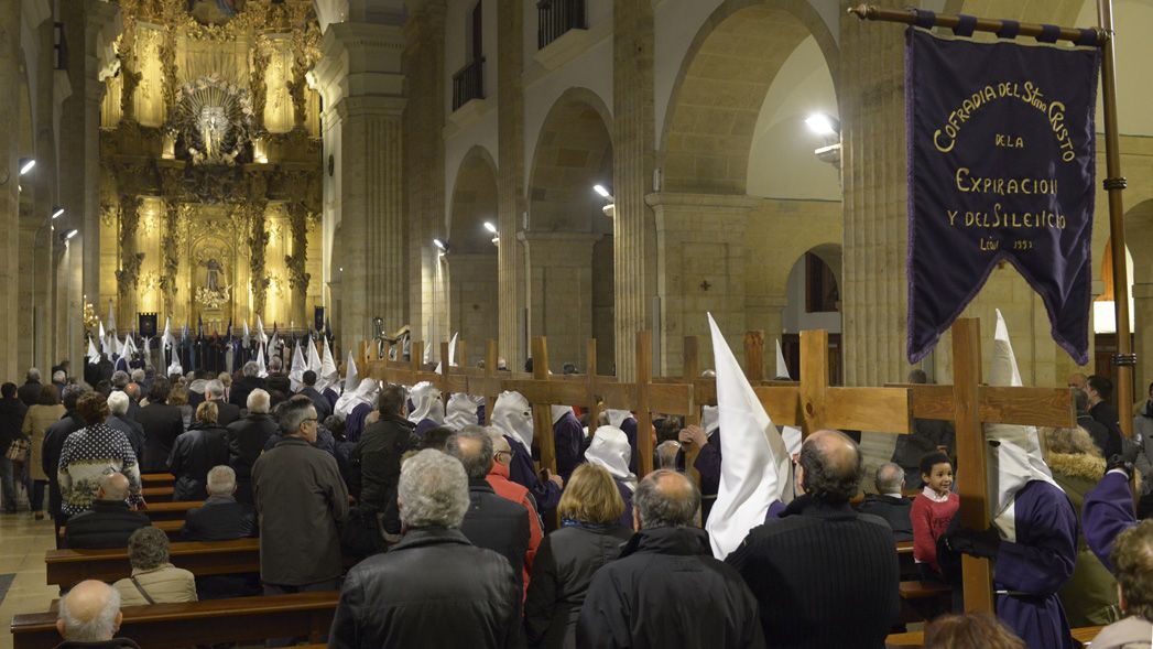 Los hermanos del Santísimo Cristo de la Expiración y del Silencio, en los Capuchinos. | MAURICIO PEÑA Los hermanos del Santísimo Cristo de la Expiración y del Silencio, en los Capuchinos. | MAURICIO PEÑA