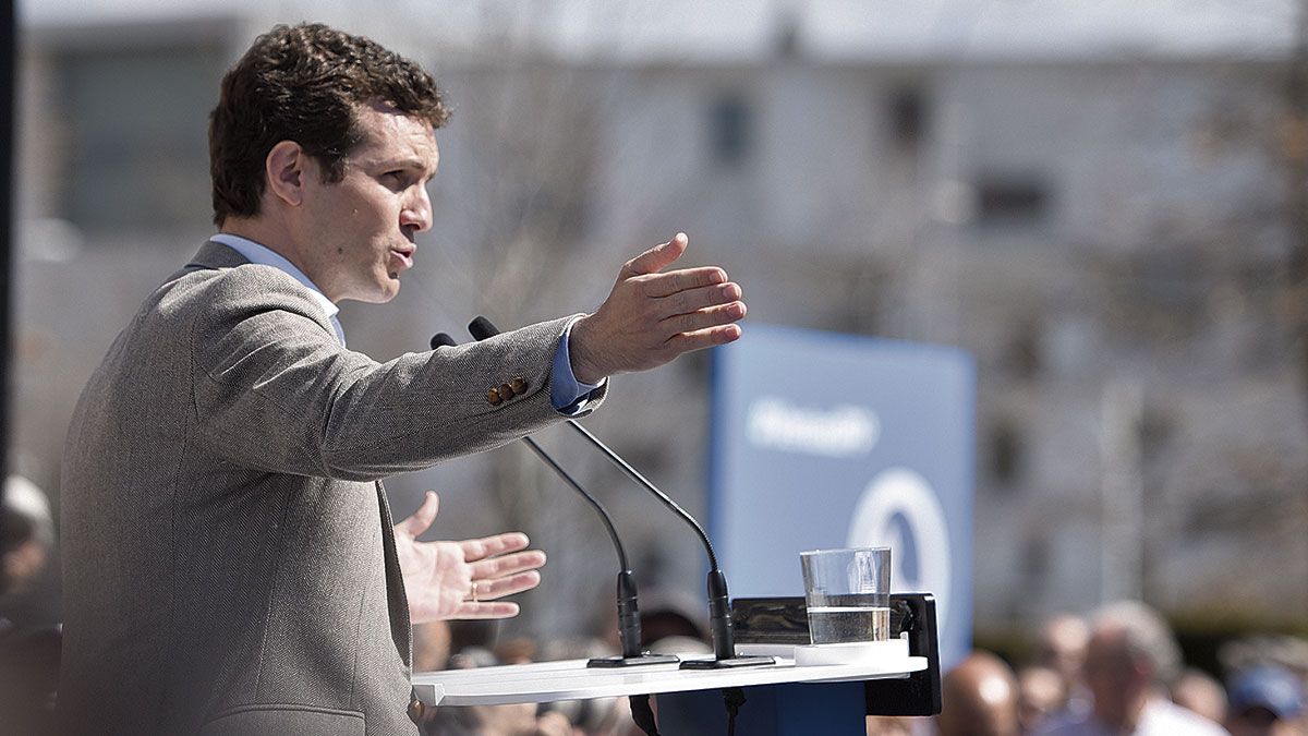 Pablo Casado durante su reciente visita a León días antes del arranque oficial de la campaña electoral a las Generales. | SAÚL ARÉN